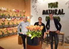 Luke Zuijderwijk, Manon Greeve en Koen van Koppen van Stolk Flora, met op de voorgrond de Bolgheri, een nieuwe, geurende orchidee. ‘Een orchidee als de Provence’, zoals de kweker het zelf omschrijft.